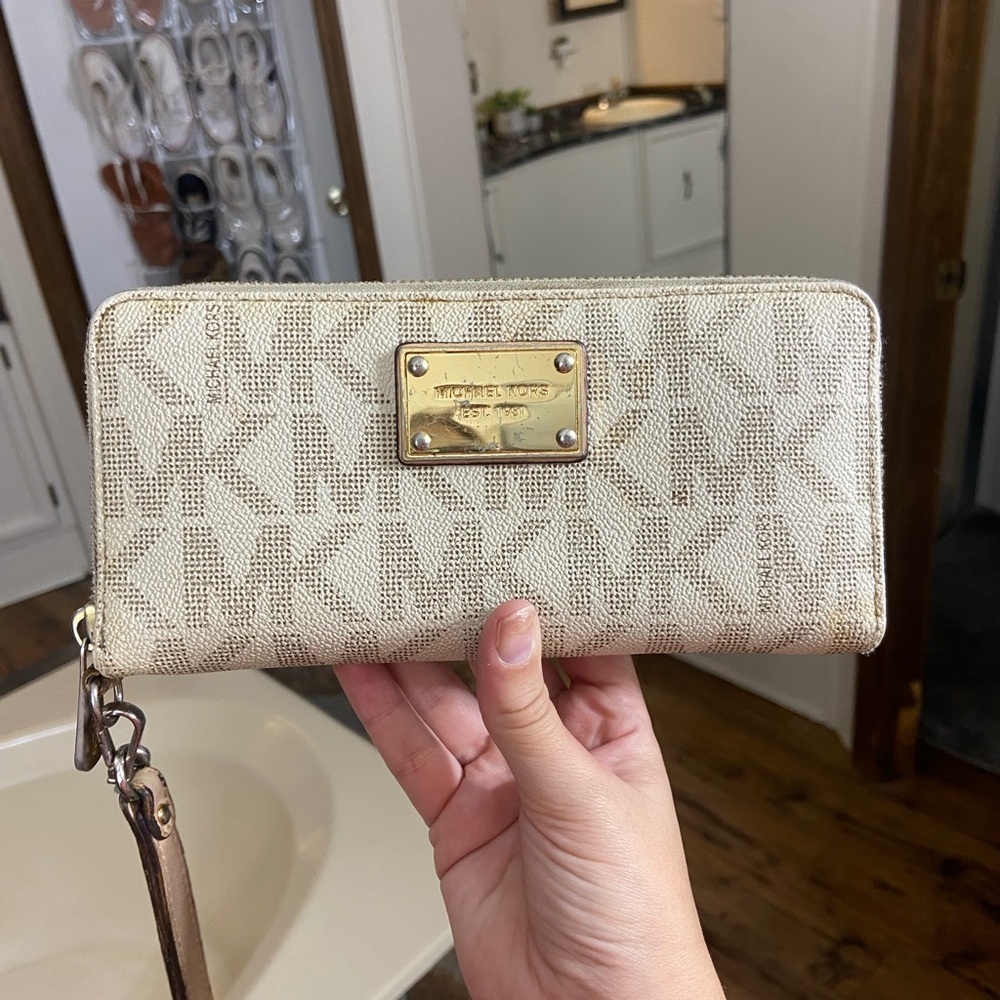 Michael Kors Cream Wallet with Gold Hardware